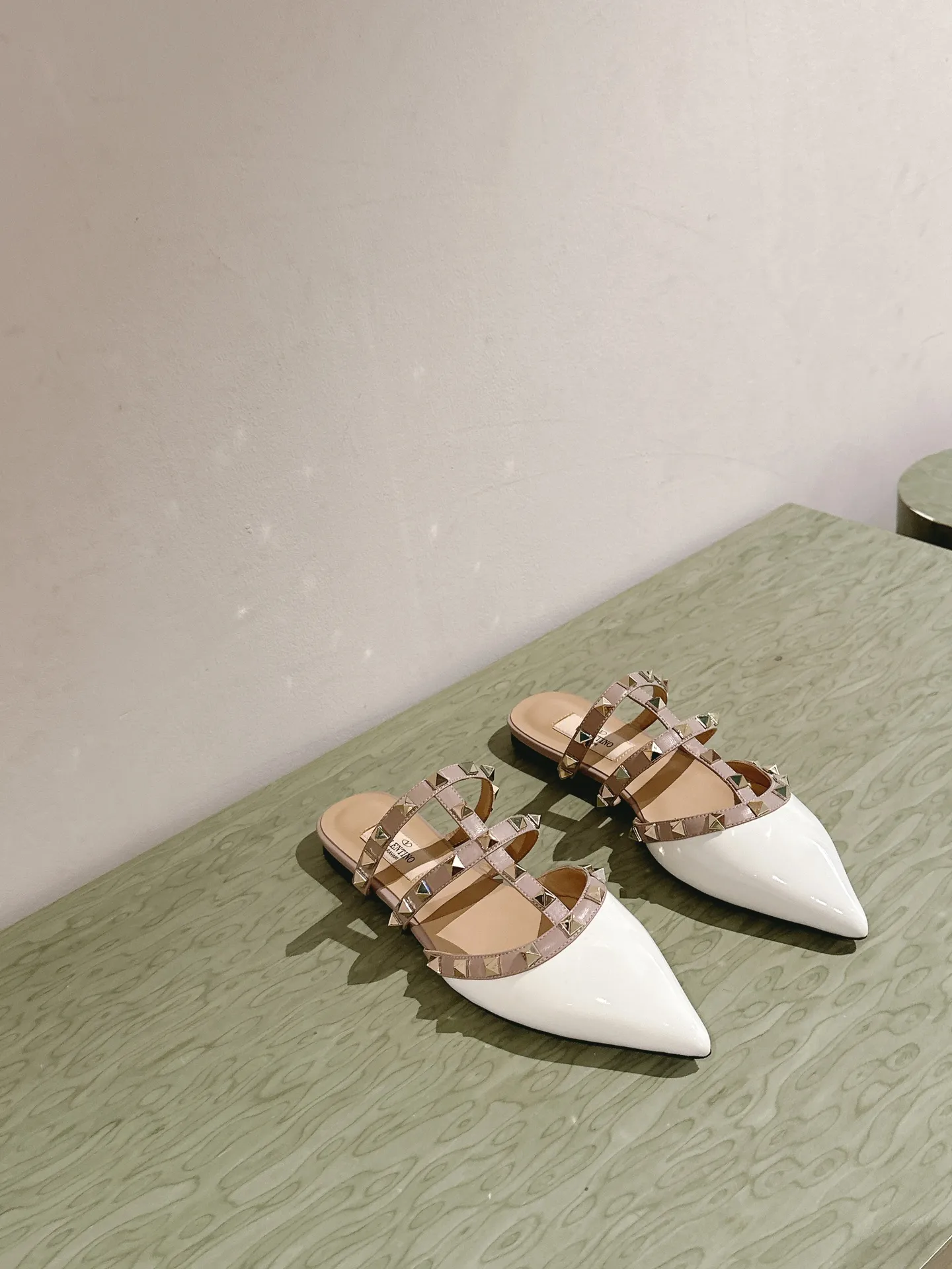 👟👟Ex-factory price 520👟👟 | ²⁰²4 𝐬𝐬 🤍🤎 Versatile series for all seasons! Is your shoe cabinet missing a pair? ! 🔥 The entire VALENTINO series is produced by Taiwan-funded factories! Getting in and out of the counter is stress-free! ROCKSTUD Valentino studded patent leather ballet flats ONE STUD retro craft pyramid large rivet buckle flats/high heels Smooth shoe lines and awesome version Comfortable upper foot. Increases height. Looks slimmer. Elongates leg lines Imported mirrored calfskin/cow patent leather/high-density silk material Lambskin lining Italian high-density genuine leather outsole Size35-39 (40/41/42 can be customized) Heel height: flat ♺Synchronized gift box💝packaging at the counter!